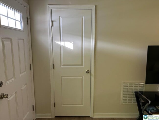 Building Photo - 2525 Barnes Ln