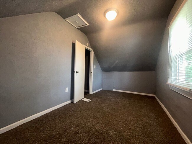 Building Photo - Charming 3-Bedroom Property in Prime Location