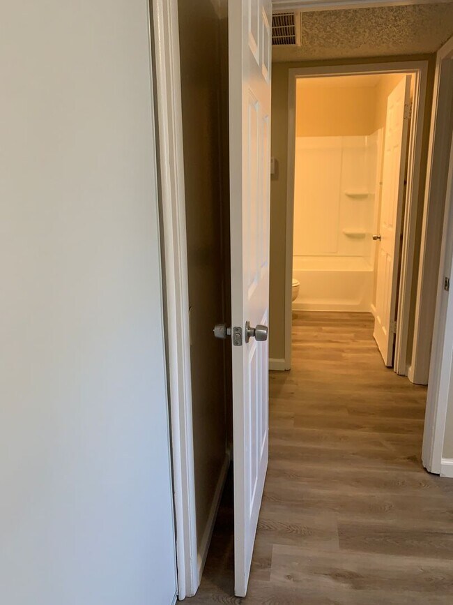 Building Photo - 4401 Parkwood Ct