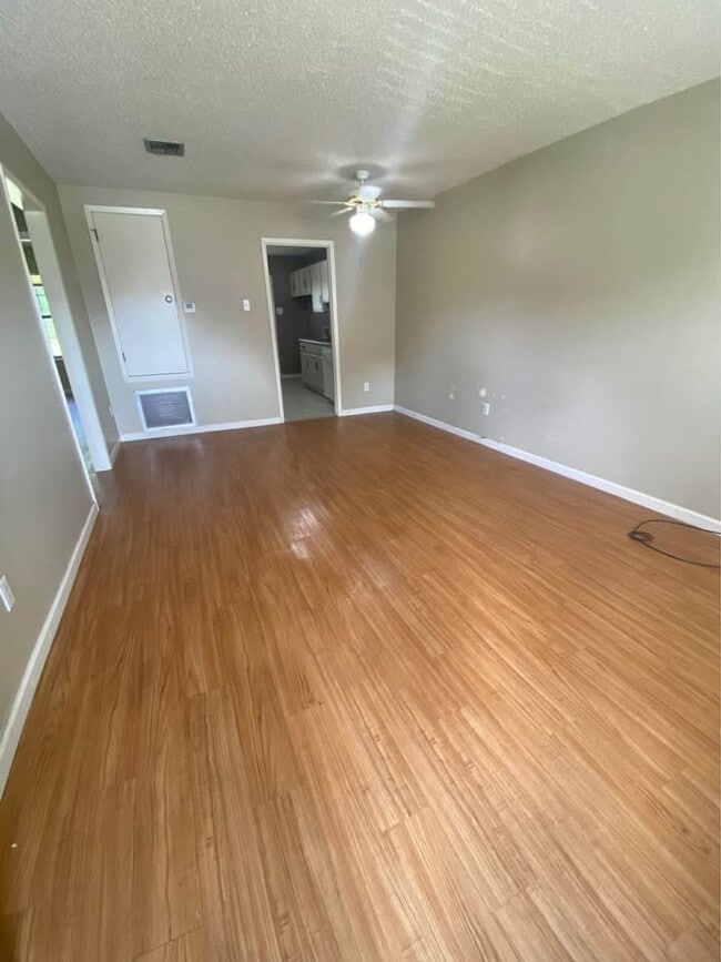 Building Photo - 2 bed 1 bath Home for Rent