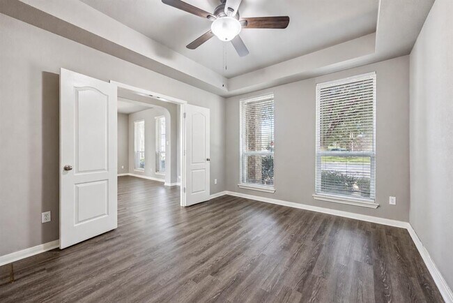 Building Photo - 701 Crestwood Ln