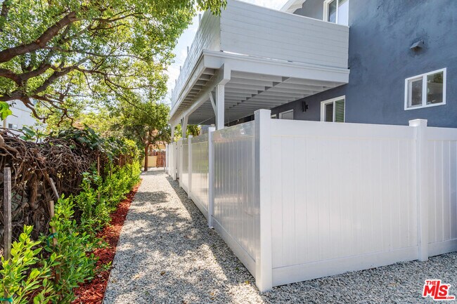 Building Photo - 1812 W Glenoaks Blvd