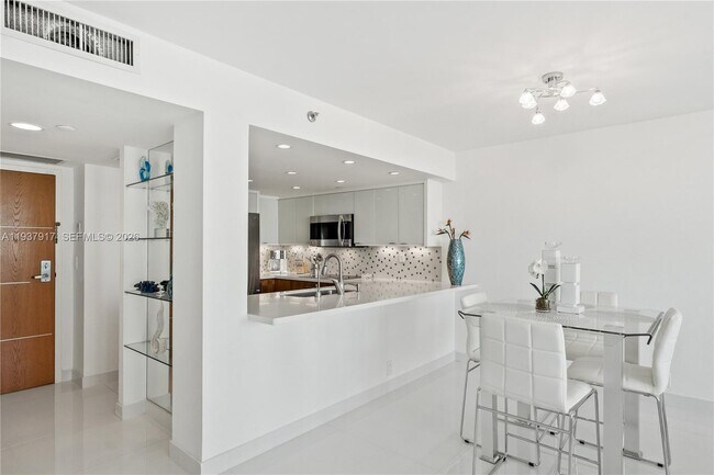 Building Photo - 400 S Pointe Dr