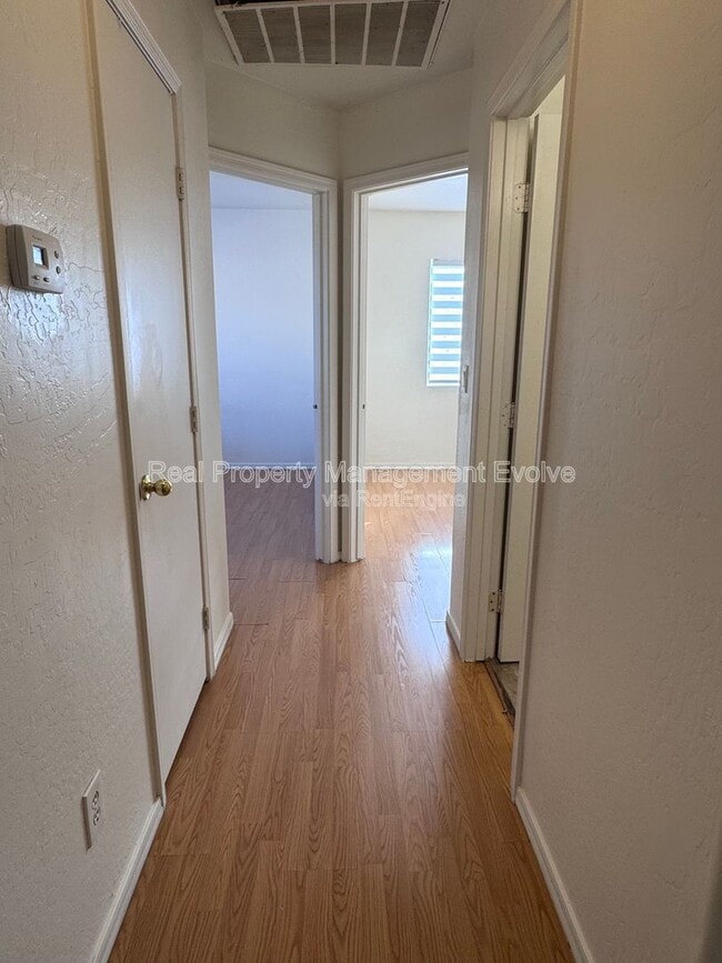 Building Photo - 3734 W Oregon Ave