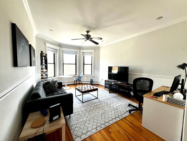Building Photo - Renovated Top Floor 1-Bed on Park Drive | ...