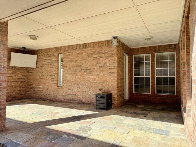 Building Photo - For Rent