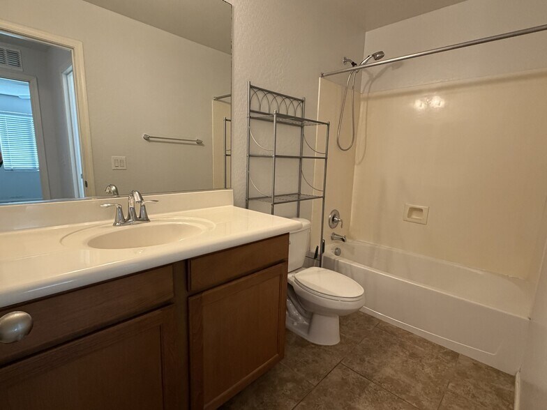 Upper Floor BR - 15642 W Devonshire Ave