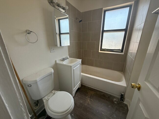 Building Photo - 7351 N Damen Ave