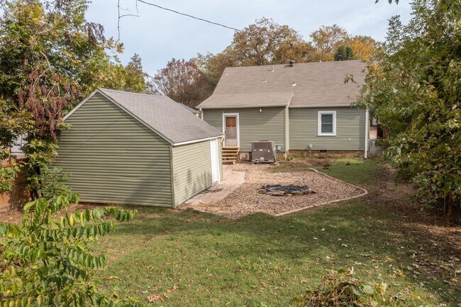 Building Photo - Freshly Updated 3 Bedroom House