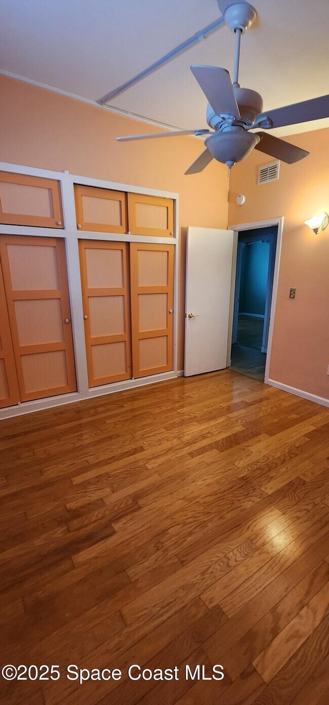 Building Photo - 833 Cronin Ave