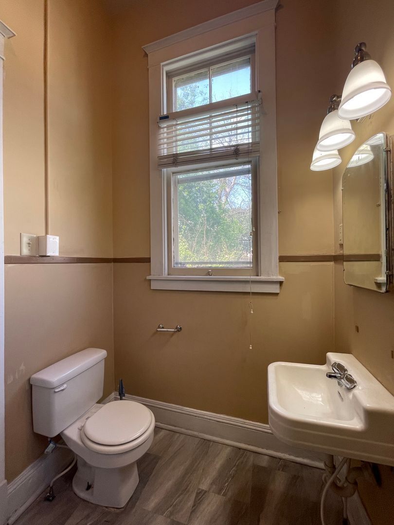 Building Photo - 420 College St