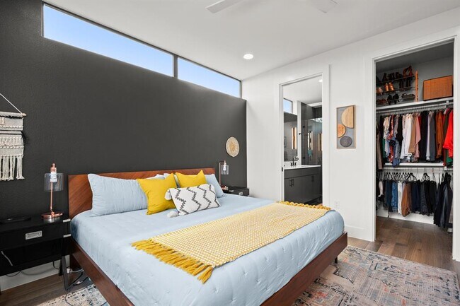 Building Photo - 3406 E 17th St