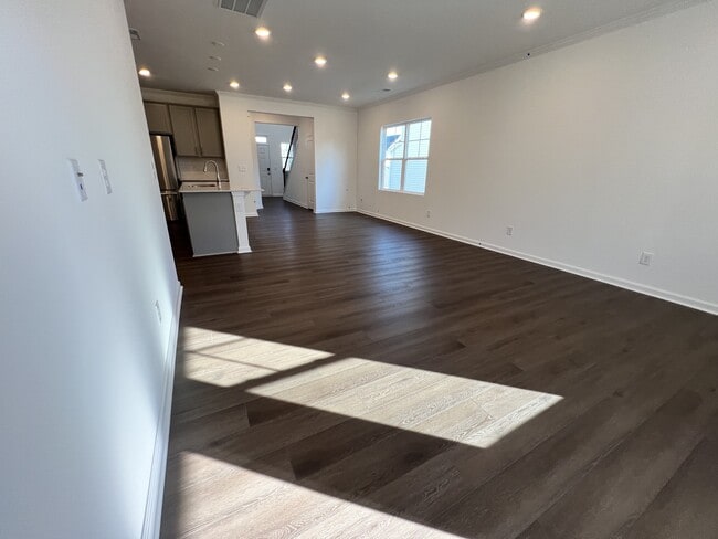 Building Photo - 1025 Red Finch Wy