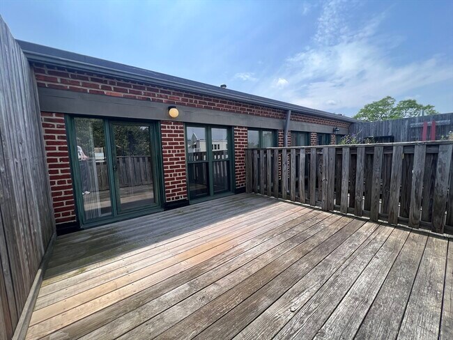 Building Photo - 71 Fulkerson St