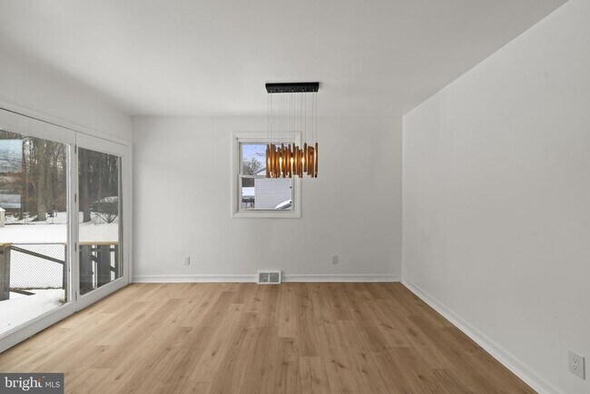 Building Photo - 395 Montgomery Dr