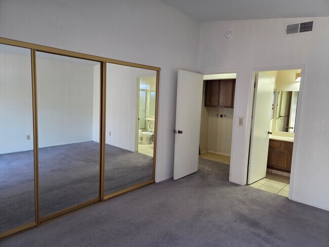 Building Photo - 203 Catalpa Ln