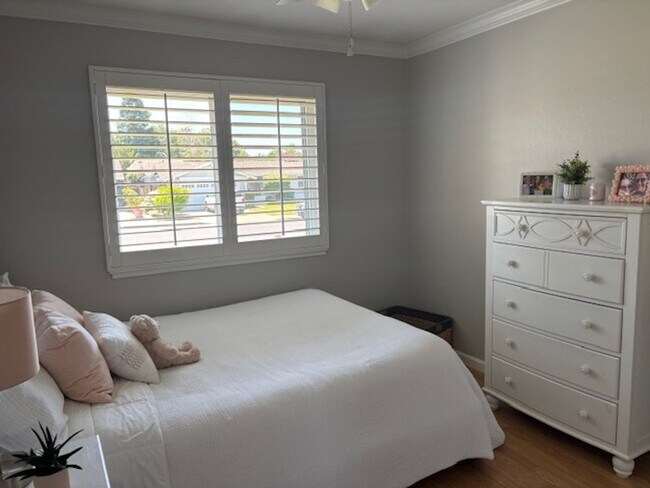 Building Photo - Single Story Home in a Very Desirable Suns...