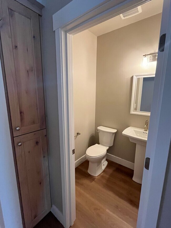 Building Photo - New Construction Townhome in NW Bend