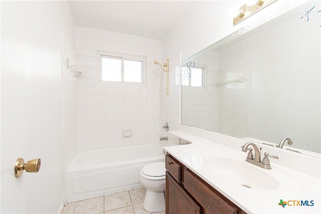 Building Photo - 2406 Cactus Dr