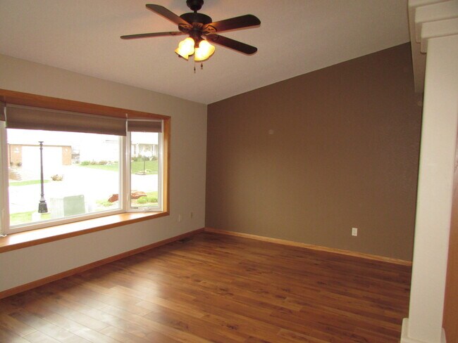 Building Photo - 4 BEDROOM | 3 BATH | FENCED YARD | DOUBLE CAR GARAGE | SUMMERSET