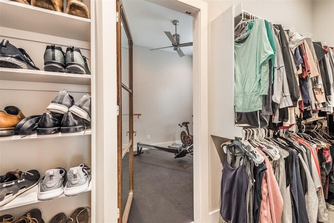 Building Photo - 127 5th St