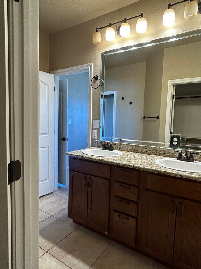 Building Photo - Townhome is the Eastside