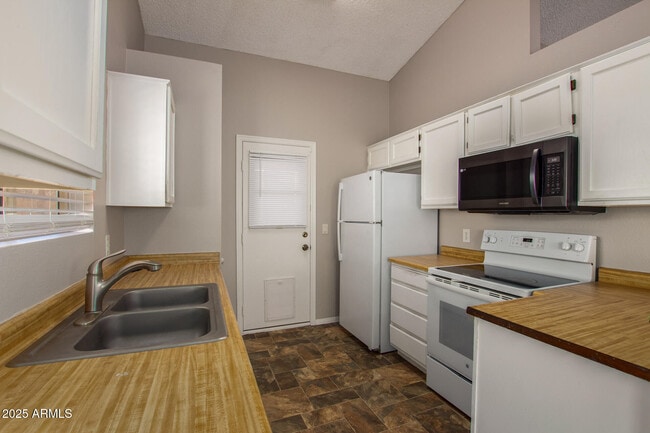 Building Photo - 10015 N 66th Dr