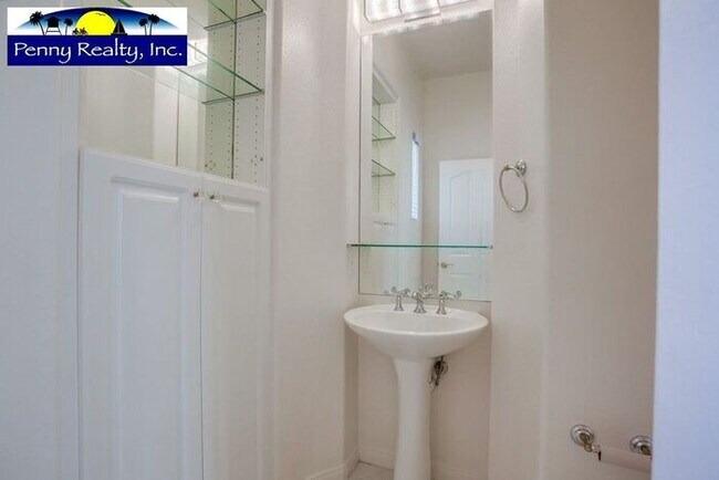 Building Photo - Stunning 4 Bedroom 3.5 Bath Home in the Co...