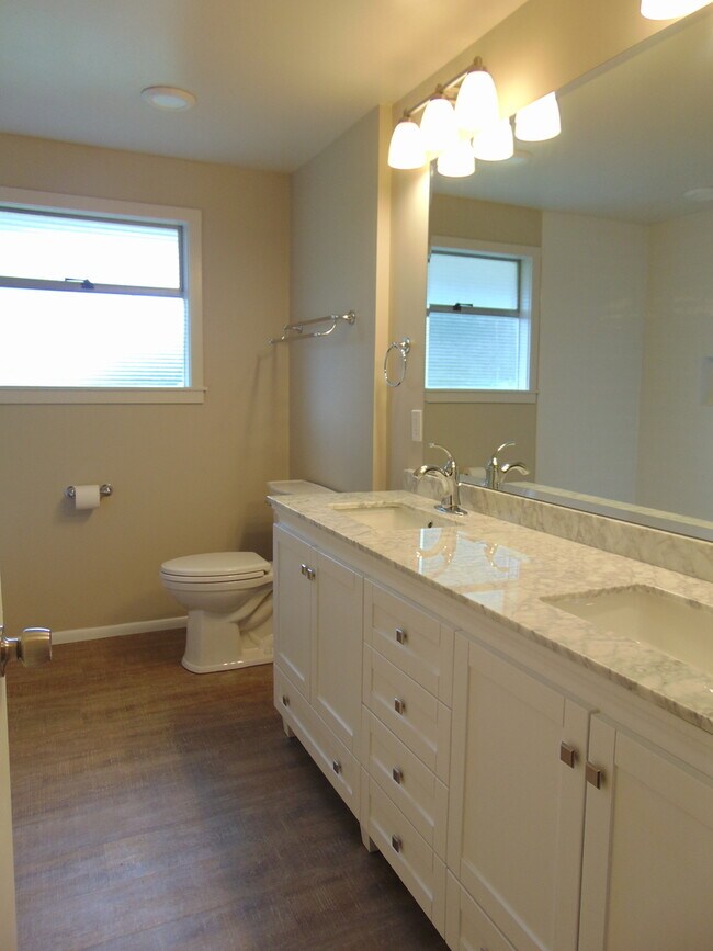 Building Photo - 3 Bedroom/1.75 Bath Bellevue Remodeled Ram...