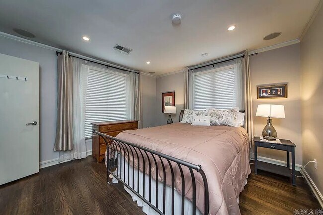 Building Photo - 1717 N University Ave