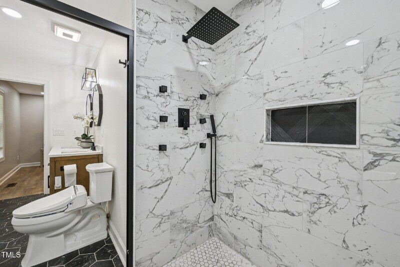 Building Photo - 1104 Suterland Rd