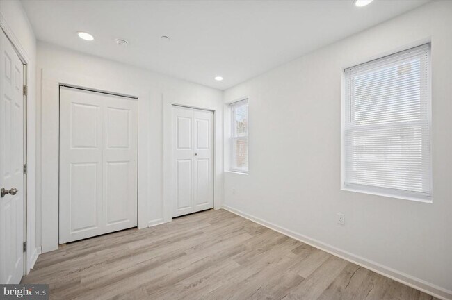 Building Photo - 4926 W Thompson St