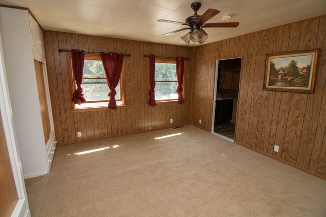 Building Photo - Spacious Three Bedroom