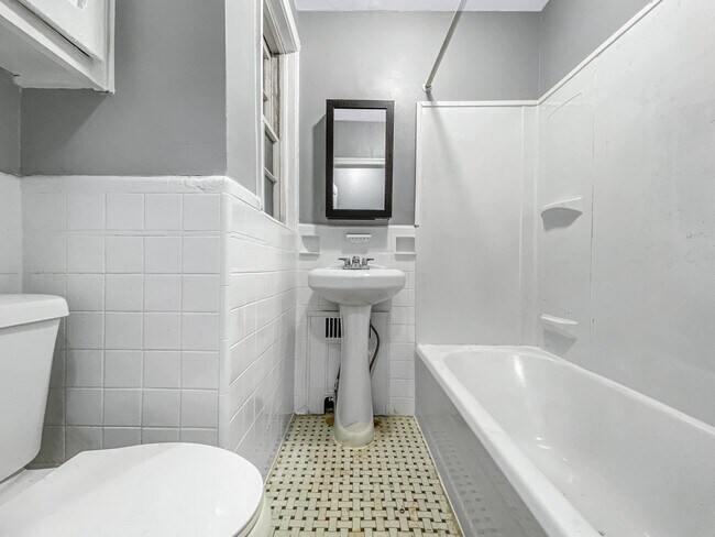 Interior Photo - Oxford Gardens managed By Silverstone Properties