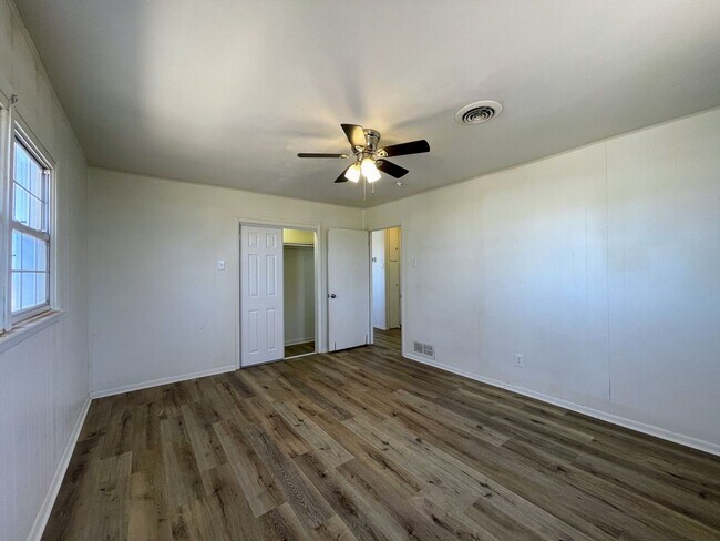 Building Photo - Cozy 3-Bedroom Home with Spacious Front Porch – Perfect for Small Families!