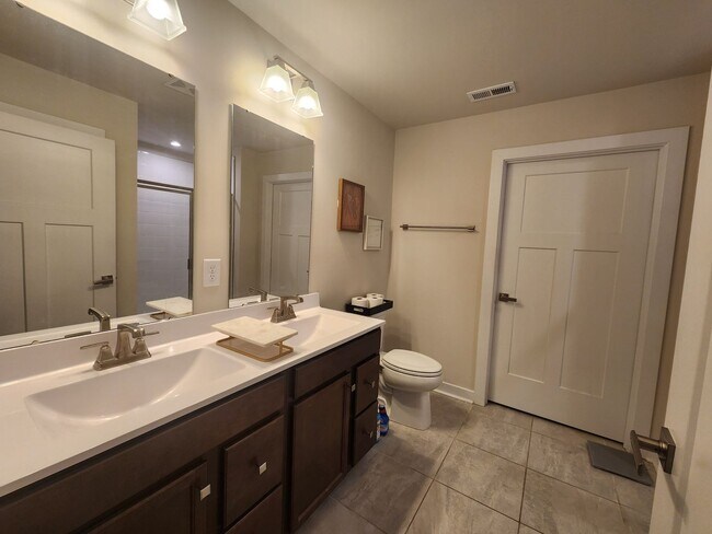 Building Photo - 3 Bedroom Townhome in Troutman