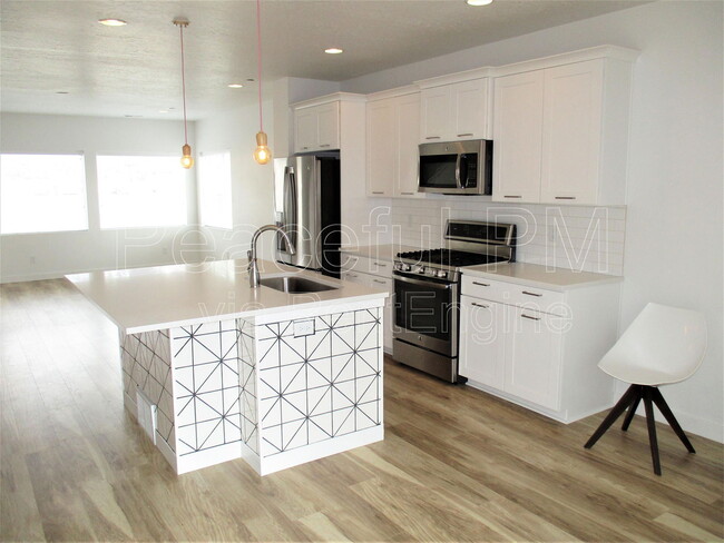 Building Photo - 84 N 1100 W