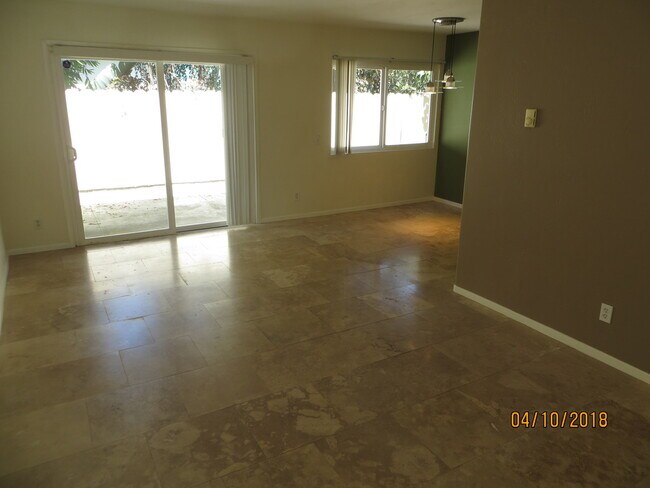 Building Photo - Delightful One Bedroom Condo in Pacific Beach