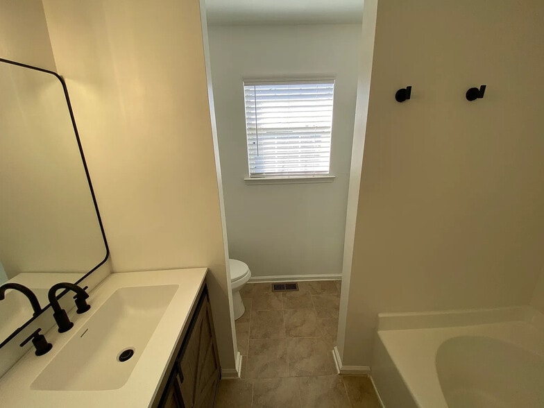 Building Photo - Room in House on Parkside Dr