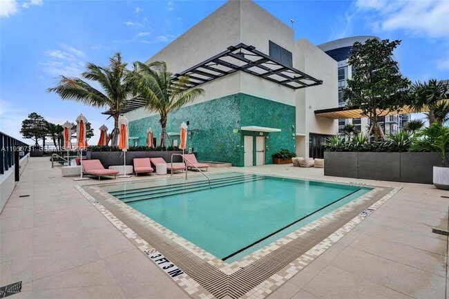 Building Photo - 11 NE 6th St