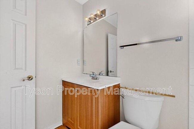 Building Photo - 1515 La Charles Dr NE