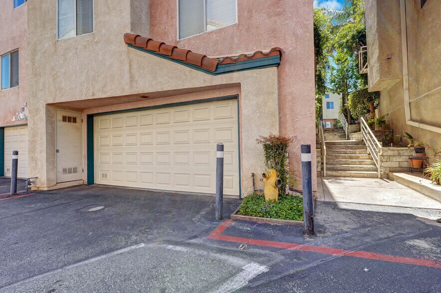 Building Photo - 13901 Olive View Ln