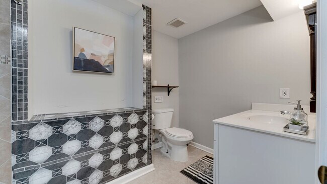 Building Photo - 48 E Reed Ave