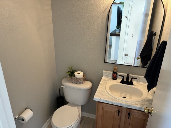 Building Photo - Beautiful 3-Bedroom, 2.5-Bathroom 2-Story ...