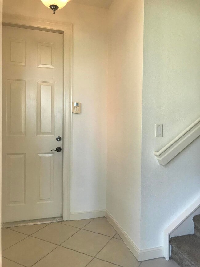 Building Photo - 990 Millbrae Ct