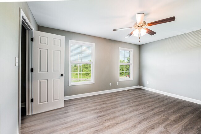 Building Photo - 195 Creekwood Ave