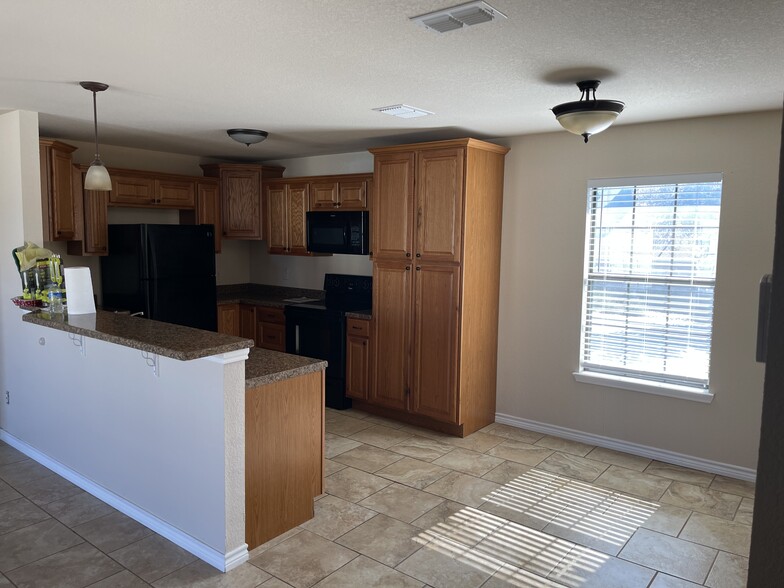 Kitchen - 1305 Kings Way