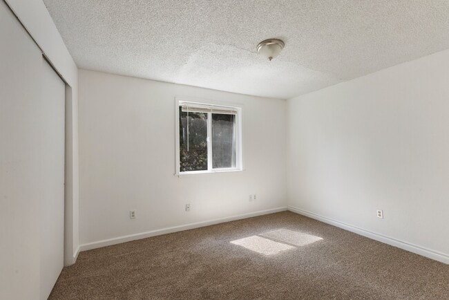 Building Photo - Spacious Apartment in Cozy Tacoma Neighbor...