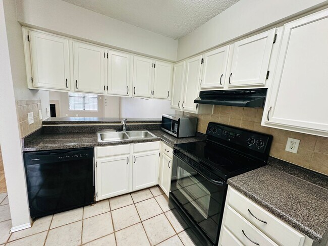 Building Photo - Charming 2BR/2BA Condo in South Congress -...