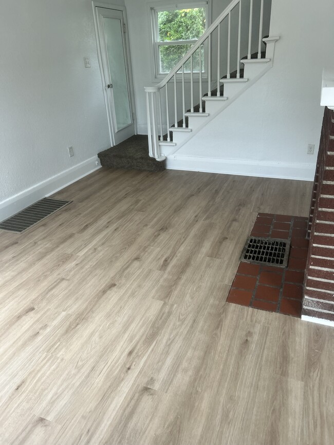 Building Photo - 123 Central Ave